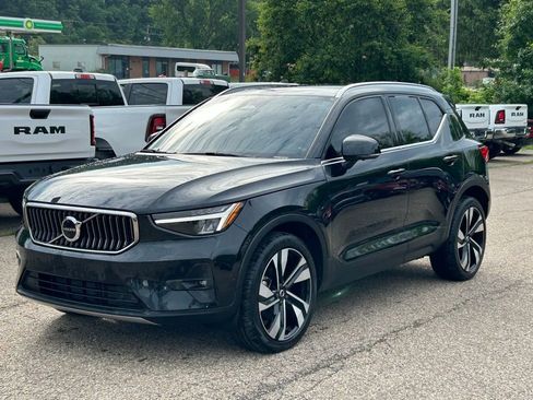 Used 2023 Volvo XC40 B5 Plus w/ Driver Assist Package AWD/4WD image 1