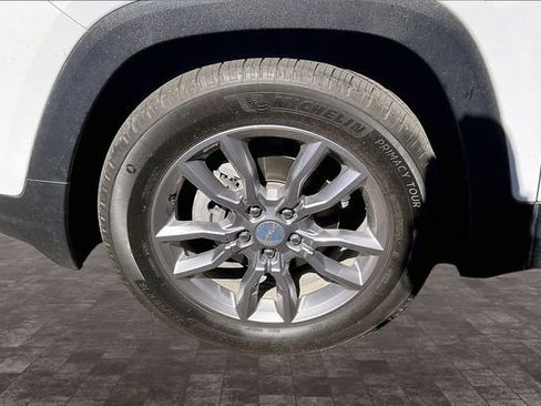 Used 2024 GMC Terrain SLT image 5