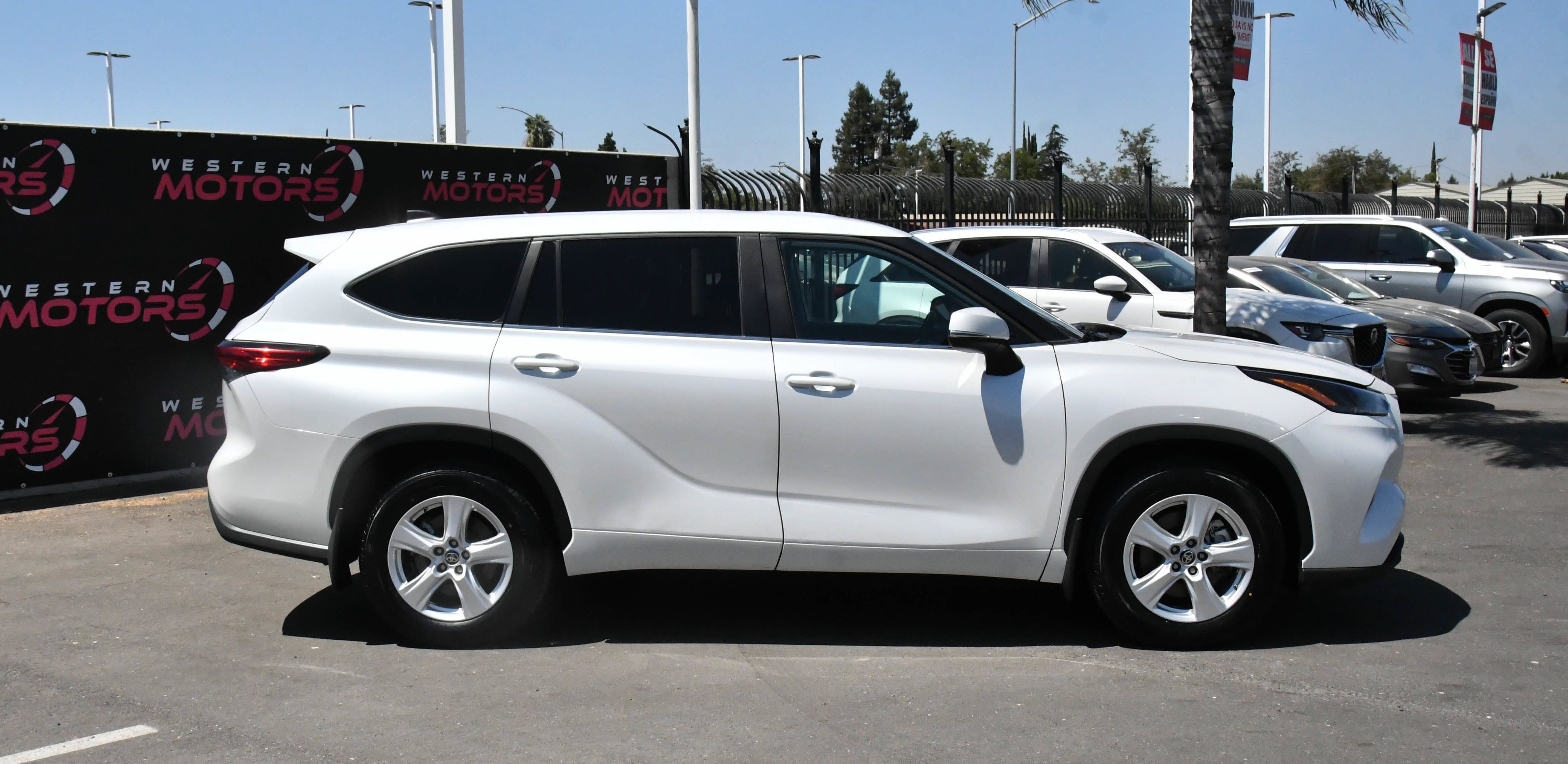 Used 2024 Toyota Highlander LE AWD/4WD image 9