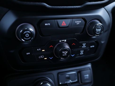 Used 2020 Jeep Renegade Latitude w/ Cold Weather Group AWD/4WD image 16