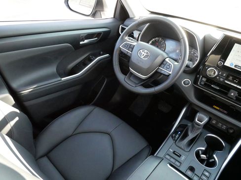 Certified 2025 Toyota Highlander XLE image 9