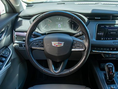Used 2021 Cadillac XT4 Luxury w/ Cold Weather Package AWD/4WD image 2