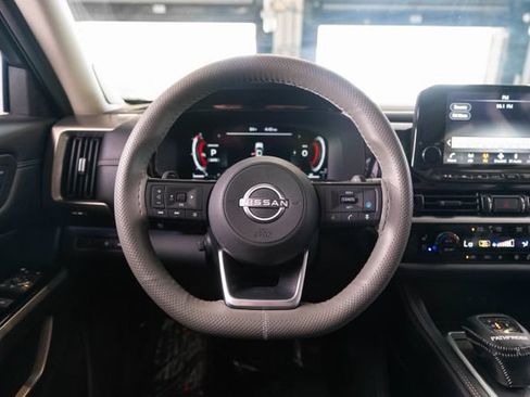 Used 2025 Nissan Pathfinder Platinum w/ Black Appearance Package AWD/4WD image 15