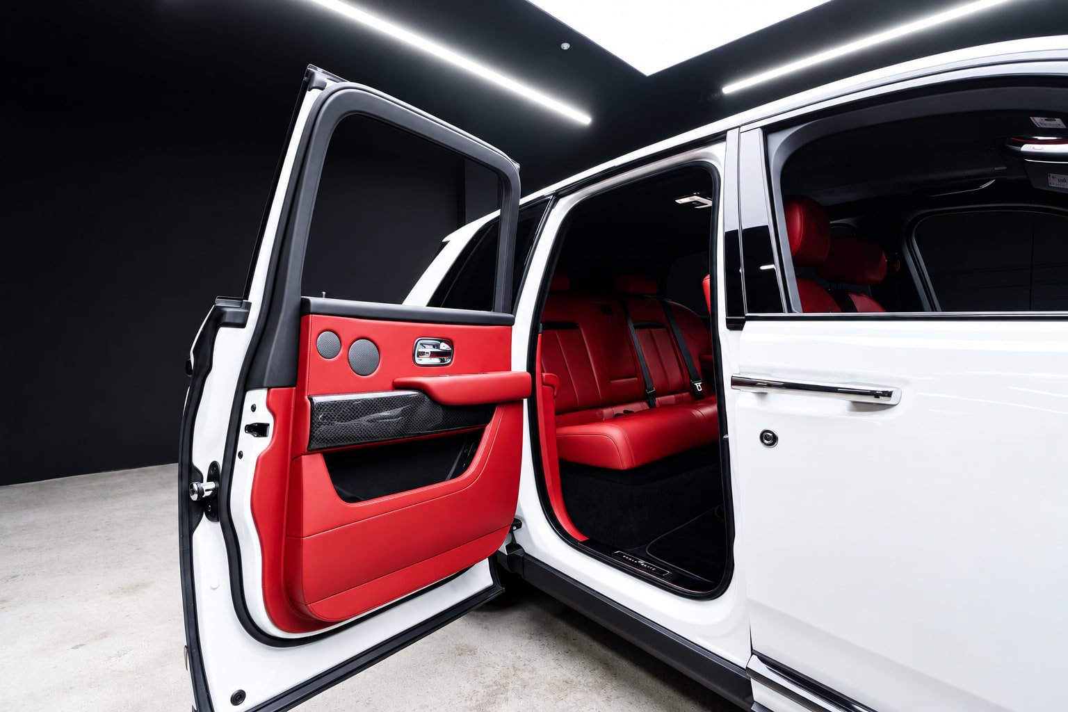Used 2023 Rolls-Royce Cullinan Black Badge AWD/4WD image 17