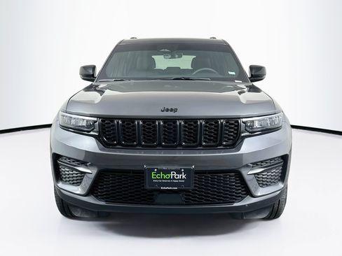 Used 2025 Jeep Grand Cherokee Altitude AWD/4WD image 2