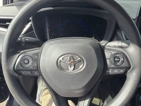 Used 2022 Toyota Corolla LE FWD image 3