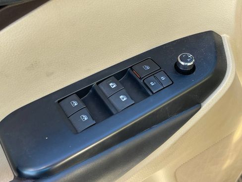 Used 2018 Toyota Highlander XLE w/ Carpet Mat Package (TMS) FWD image 8