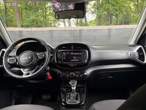 Used 2025 Kia Soul LX w/ LX Technology Package FWD image 31