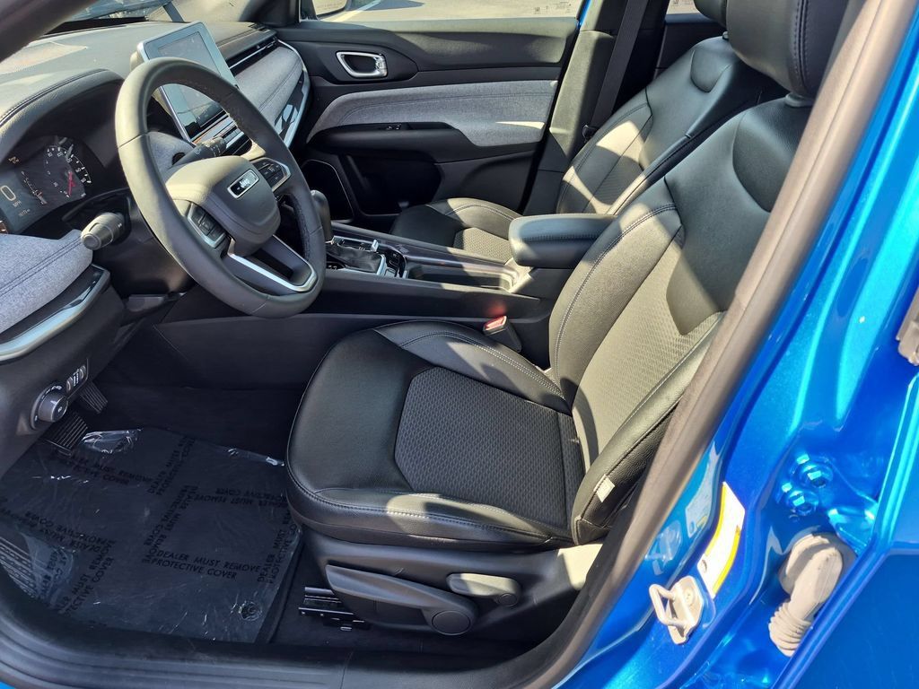 Certified 2025 Jeep Compass Latitude AWD/4WD image 12