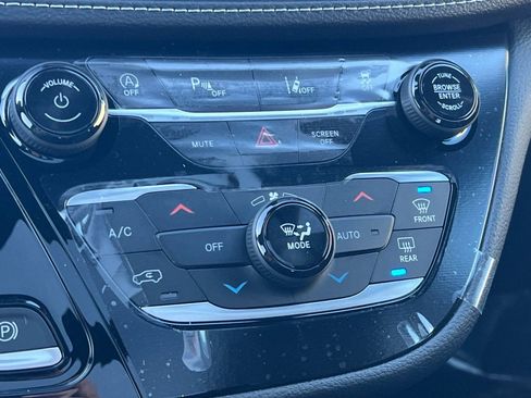 New 2026 Chrysler Pacifica Select AWD/4WD image 17