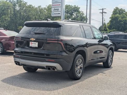 Used 2026 Chevrolet Traverse LT FWD image 3