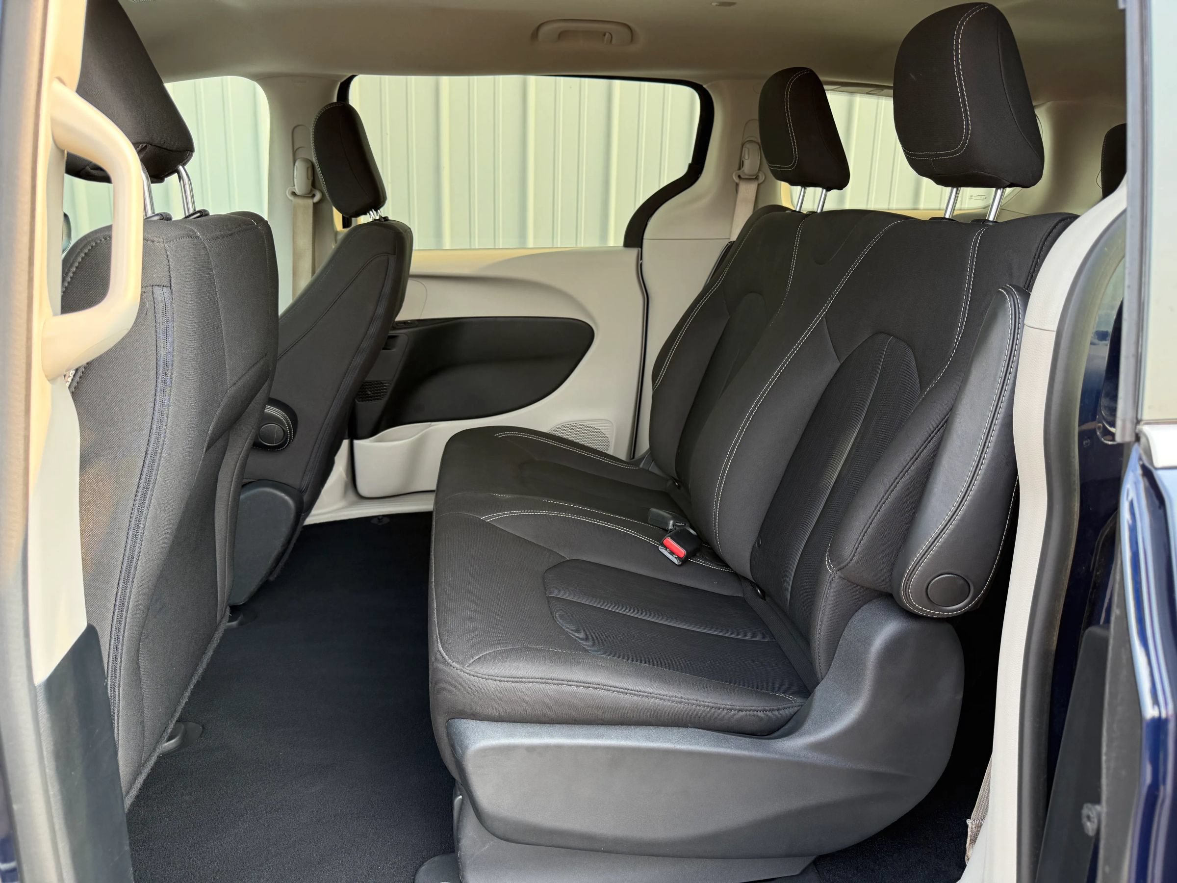 Used 2020 Chrysler Voyager L FWD image 30