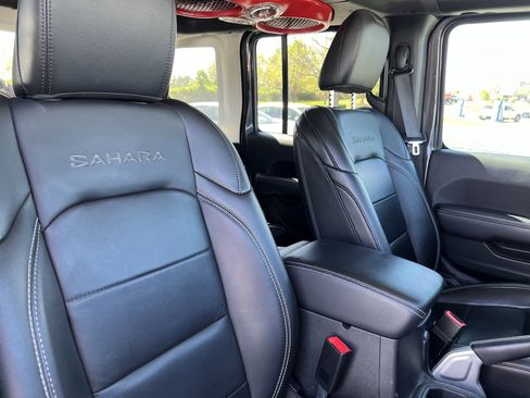 Used 2020 Jeep Wrangler Unlimited Sahara image 35