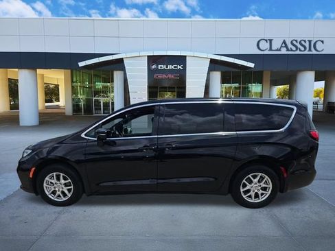 Used 2025 Chrysler Pacifica Select FWD image 5