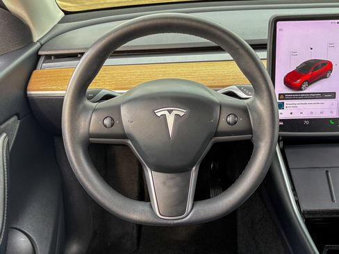 Used 2021 Tesla Model Y Long Range AWD/4WD image 18