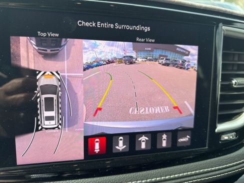 Used 2024 Chrysler Pacifica Touring-L w/ S Appearance Package image 8