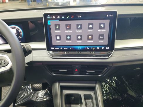 New 2025 Volkswagen Tiguan SE image 9