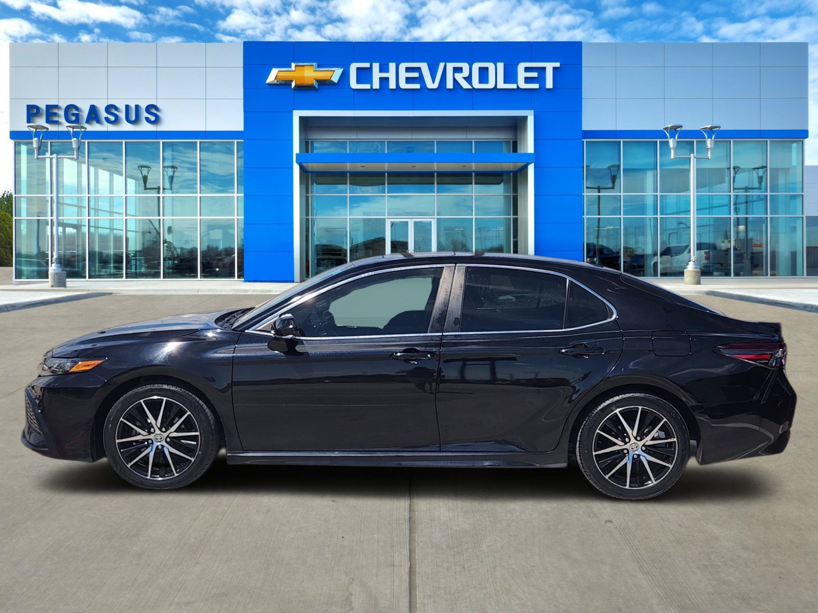 Used 2023 Toyota Camry SE w/ Cold Weather Package FWD image 3