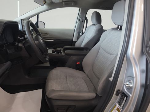 Used 2023 Toyota Sienna LE AWD/4WD image 12