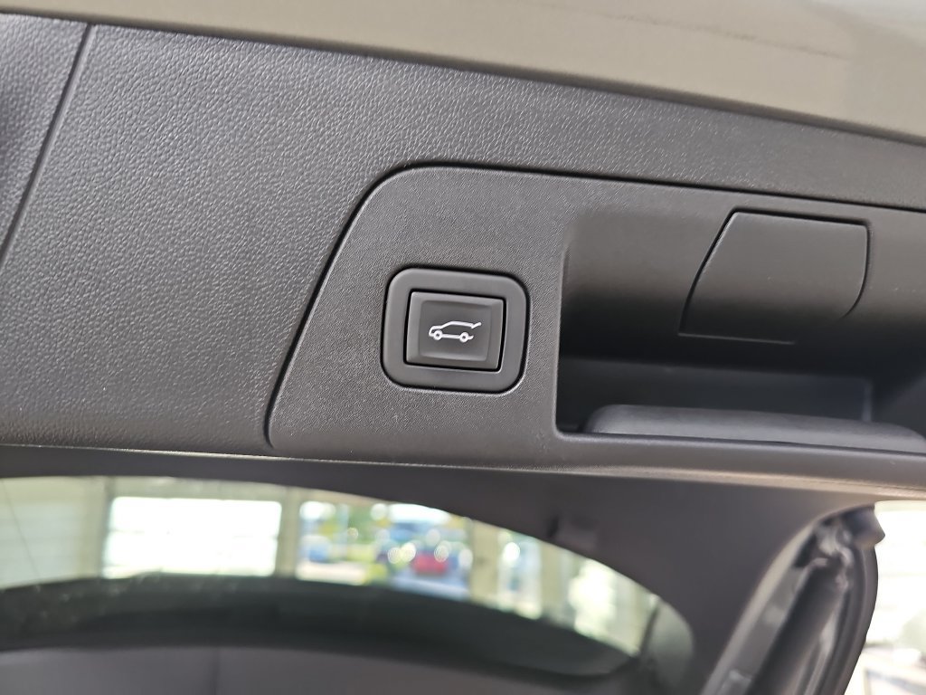 Certified 2023 Buick Envision Essence w/ Sport Touring Package AWD/4WD image 17
