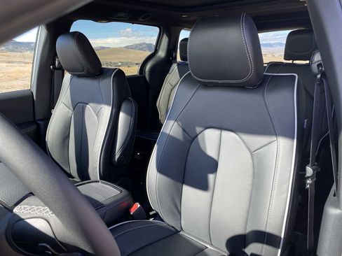 New 2026 Chrysler Pacifica Limited image 19