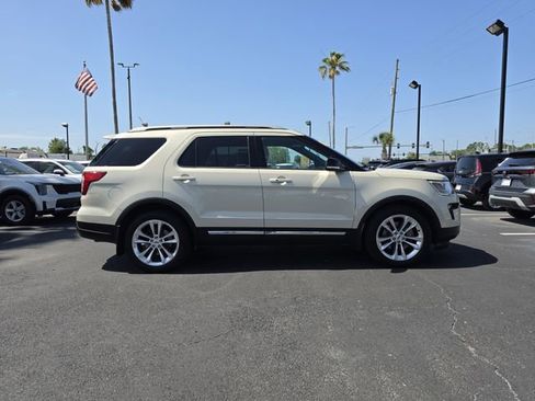 Used 2018 Ford Explorer XLT w/ Equipment Group 202A FWD image 4