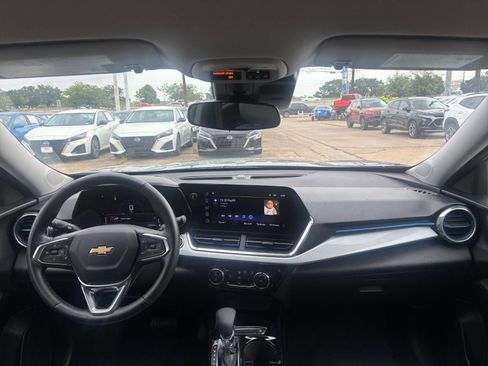 Used 2025 Chevrolet Trax LT w/ LT Convenience Package FWD image 32