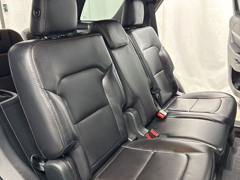 Used 2019 Ford Explorer XLT w/ Equipment Group 202A AWD/4WD image 28