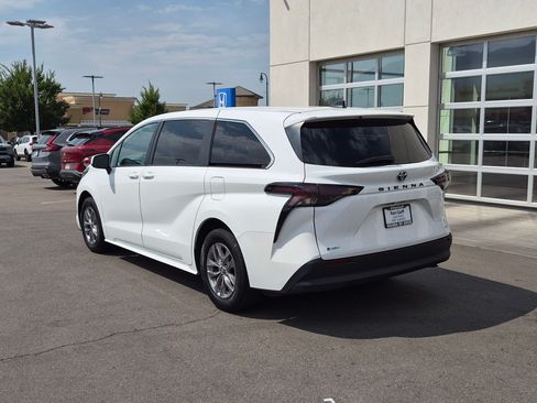 Used 2025 Toyota Sienna LE FWD image 9