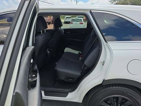 Used 2019 Kia Sorento LX image 12