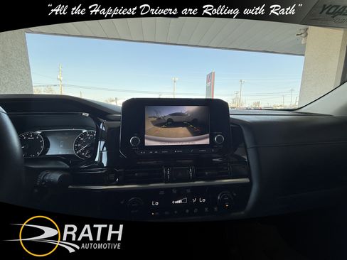 Used 2025 Nissan Pathfinder SV image 16