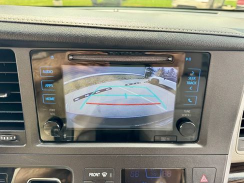 Used 2015 Toyota Sienna XLE Premium FWD image 24