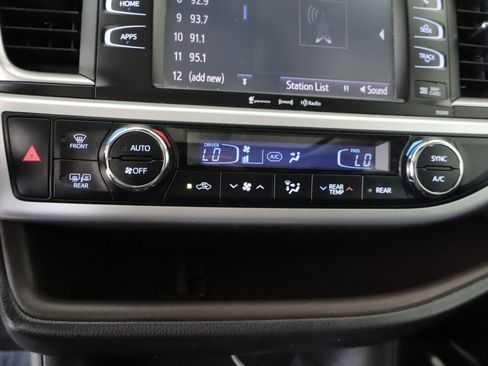 Used 2019 Toyota Highlander XLE AWD/4WD image 18