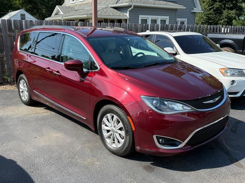 Used 2017 Chrysler Pacifica Touring-L FWD image 2