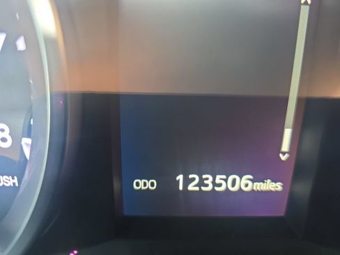 Used 2017 Toyota Highlander LE w/ Carpet Mat Package FWD image 22