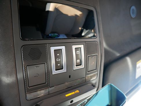 Used 2025 Land Rover Defender 110 V8 image 31