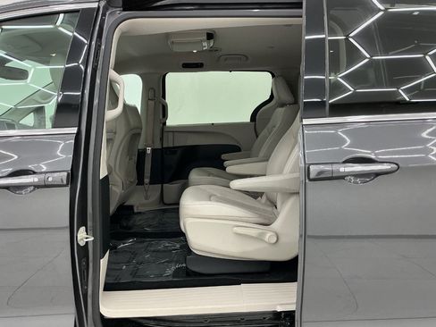 Used 2018 Chrysler Pacifica Touring-L FWD image 20