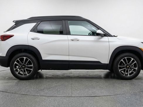 Used 2025 Chevrolet TrailBlazer LT image 11
