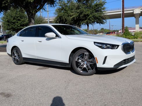 Used 2026 BMW i5 eDrive40 w/ Premium Package RWD image 2
