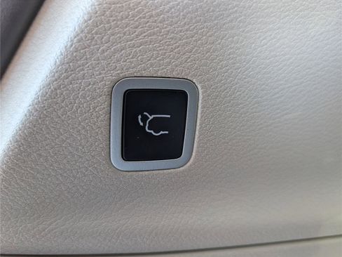 Used 2024 Chrysler Pacifica Touring-L image 13