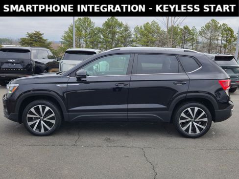 Used 2024 Volkswagen Taos SE image 4