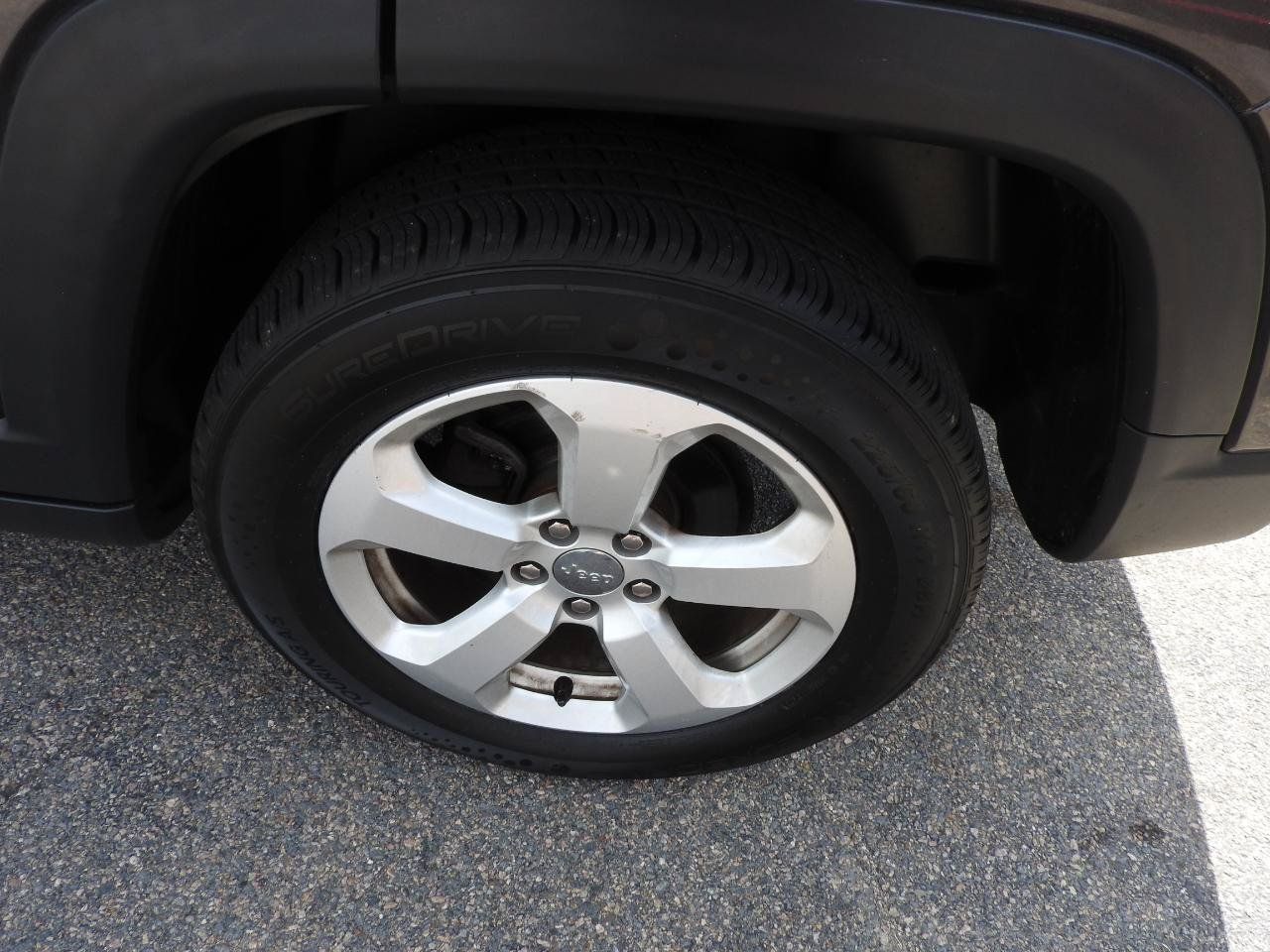 Used 2018 Jeep Compass Latitude w/ Cold Weather Group AWD/4WD image 16