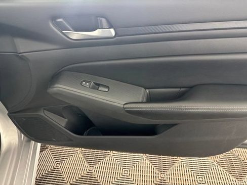 Used 2024 Nissan Altima 2.5 SV FWD image 19