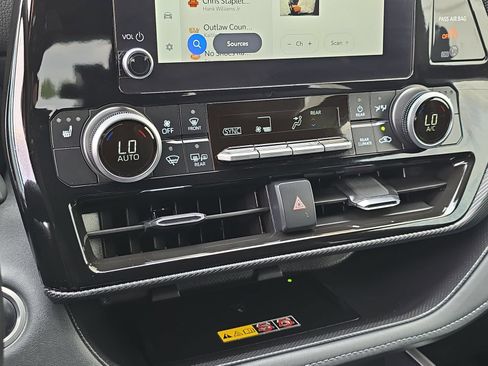 Used 2025 Toyota Highlander XSE AWD/4WD image 26