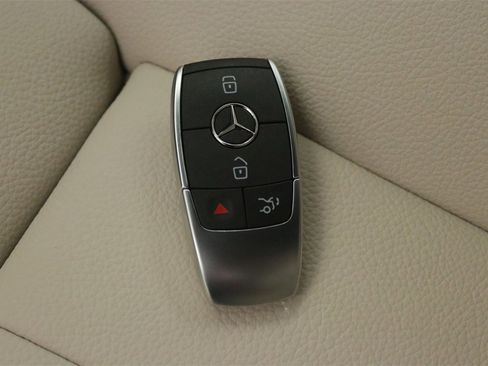 New 2025 Mercedes-Benz GLB 250 image 15