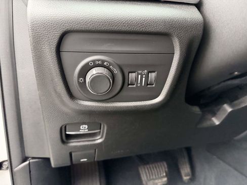Used 2023 Jeep Grand Cherokee Laredo AWD/4WD image 25