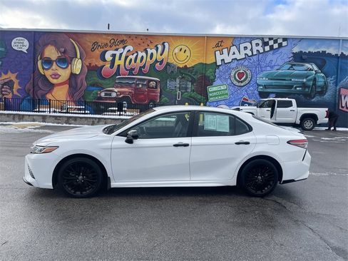 Used 2019 Toyota Camry SE image 2