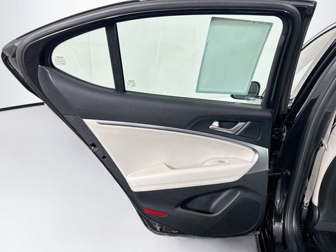 Used 2025 Genesis G70 2.5T RWD image 27