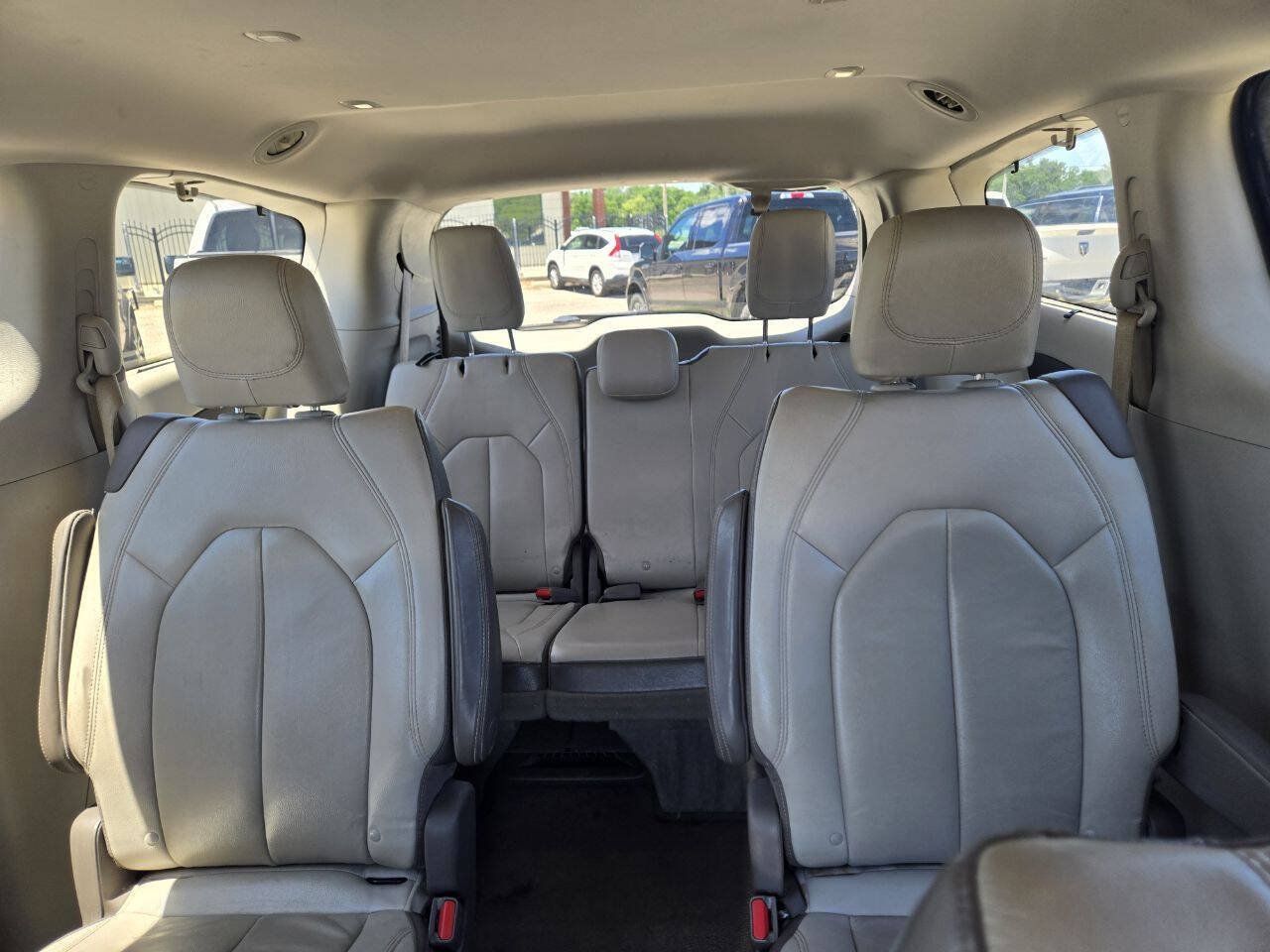 Used 2017 Chrysler Pacifica Touring-L w/ Tire & Wheel Group FWD image 8