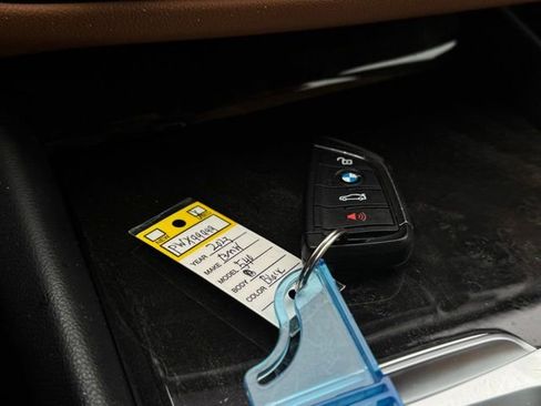 Used 2023 BMW 540i xDrive w/ Premium Package image 39